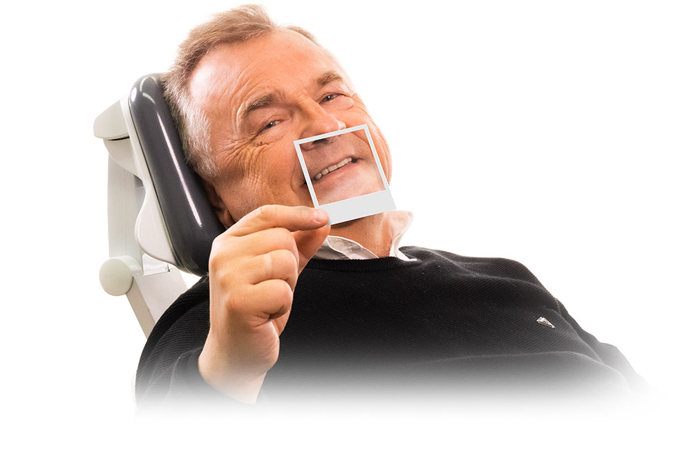 Mann Behandlungsstuhl hält Polaroid mit Mund